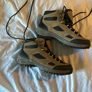 Brand new kids Denali hiking boots, size 6.